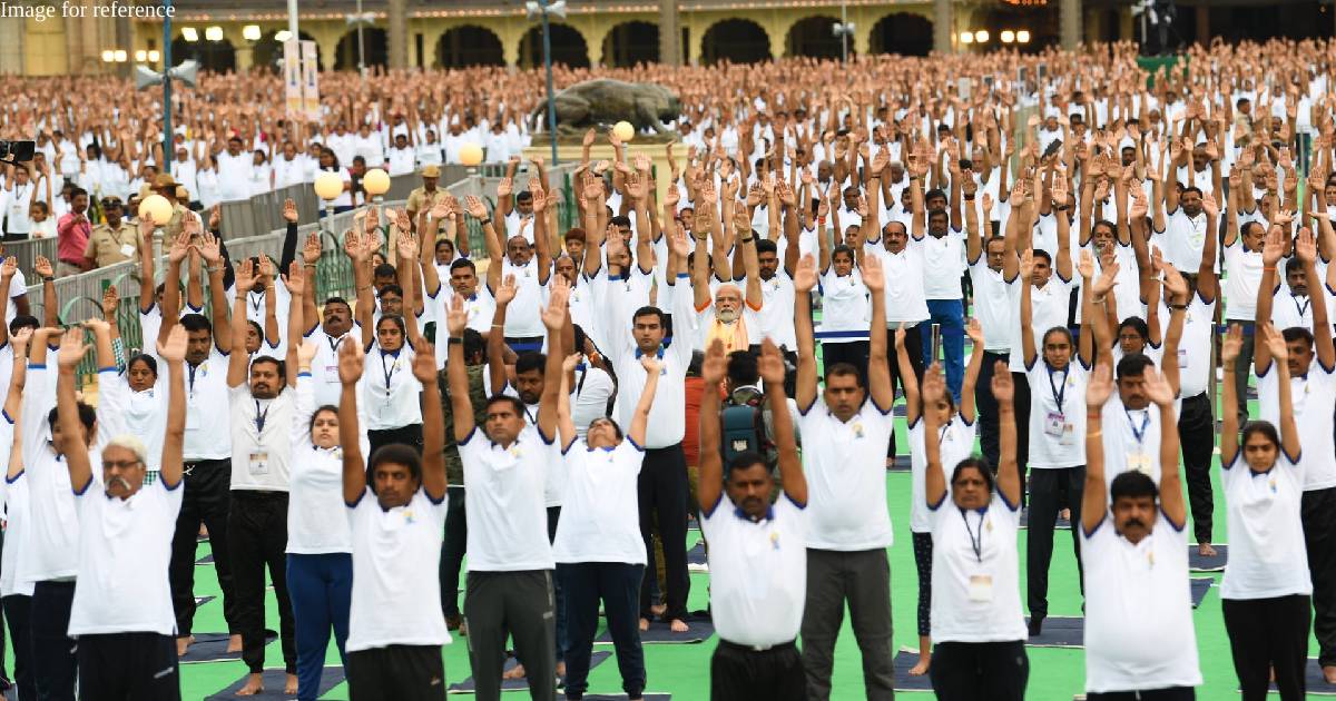 Chief Ministers of several states perform yoga on 8th International Yoga Day